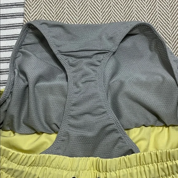 Vuori Clementine 2.0 Shorts 4" Sunlight Small - Picture 10 of 13